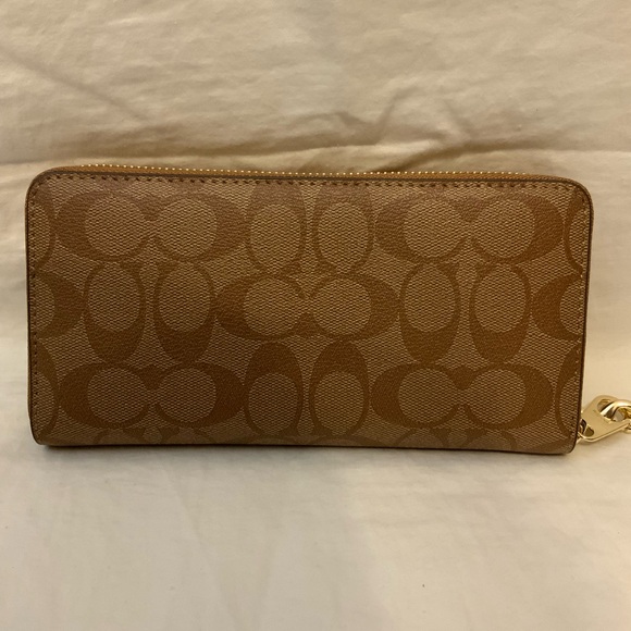 NWOT Coach X Peanuts Long Zip Wallet In Signature Canvas With Snoopy Patches - Picture 2 of 5